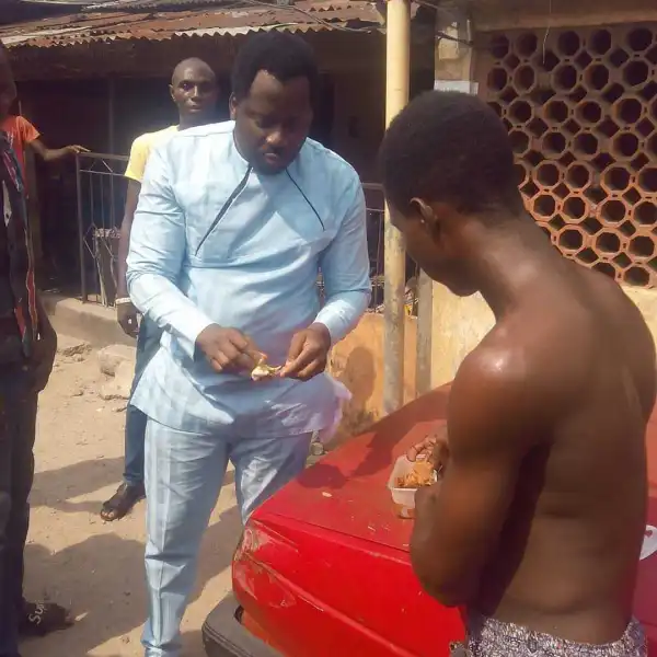 Actor Desmond Elliot Spotted Eating Bread And Beans With Fans On the Roadside